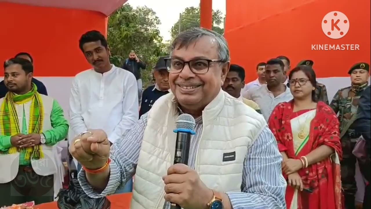 সীমান্ত লাগোয়া লঙ্কামুড়া গ্রামে আলপনা উৎসবে মন্ত্রী রতন লাল নাথ। 