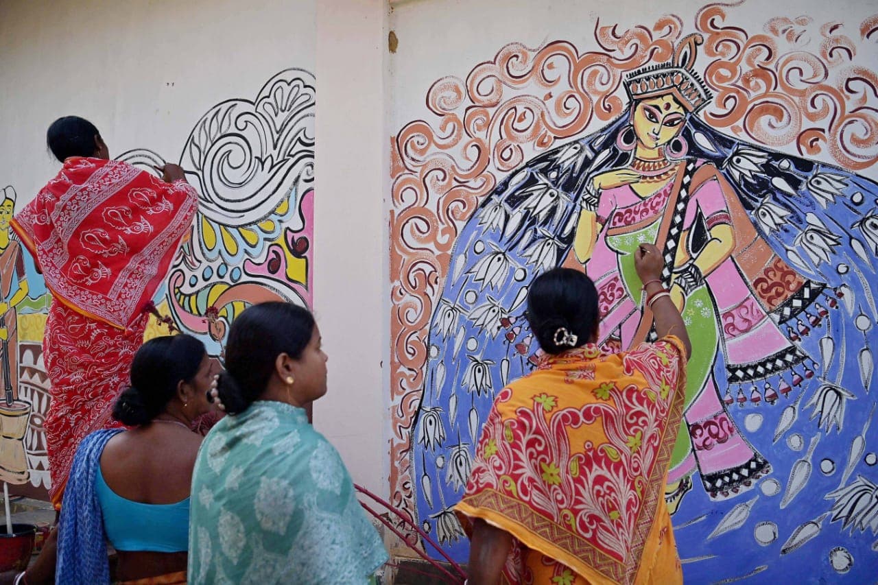 পৌষ সংক্রান্তি উপলক্ষ্যে সীমান্ত লাগোয়া লঙ্কামুড়া গ্রামে আলপনা উৎসবে মহিলাদের আলপনা দেওয়ার প্রথা।আগরতলা।ছবি/৩৬৫।১৪.০১.২৬