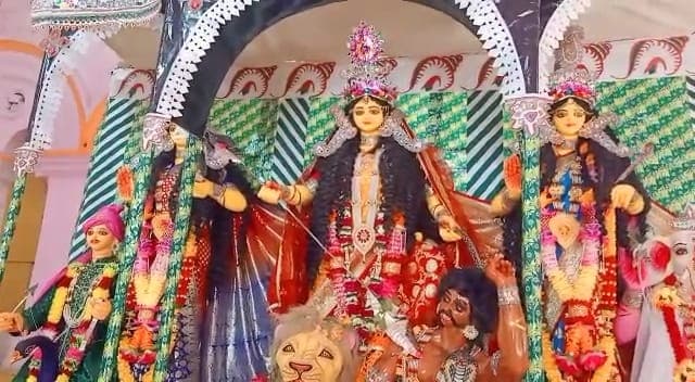 প্রথা মেনে রাজ অন্য আমলের দুর্গা বাড়িতে হল বাসন্তী পূজা
