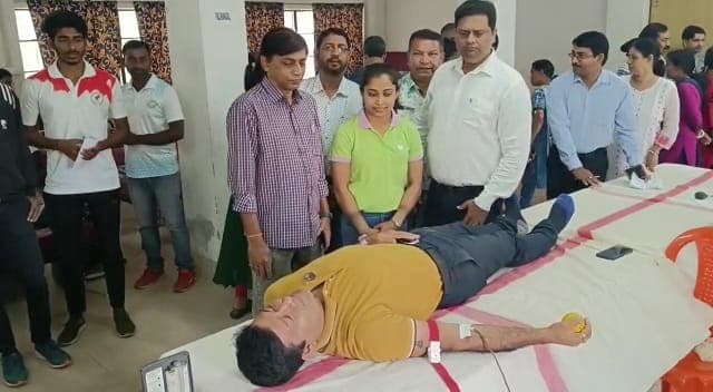 ব্লাড ব্যাংকের রক্তস্বল্পতা দূরীকরণে সবাইকে স্বতঃস্ফূর্তভাবে এগিয়ে আসতে হবে : দীপা