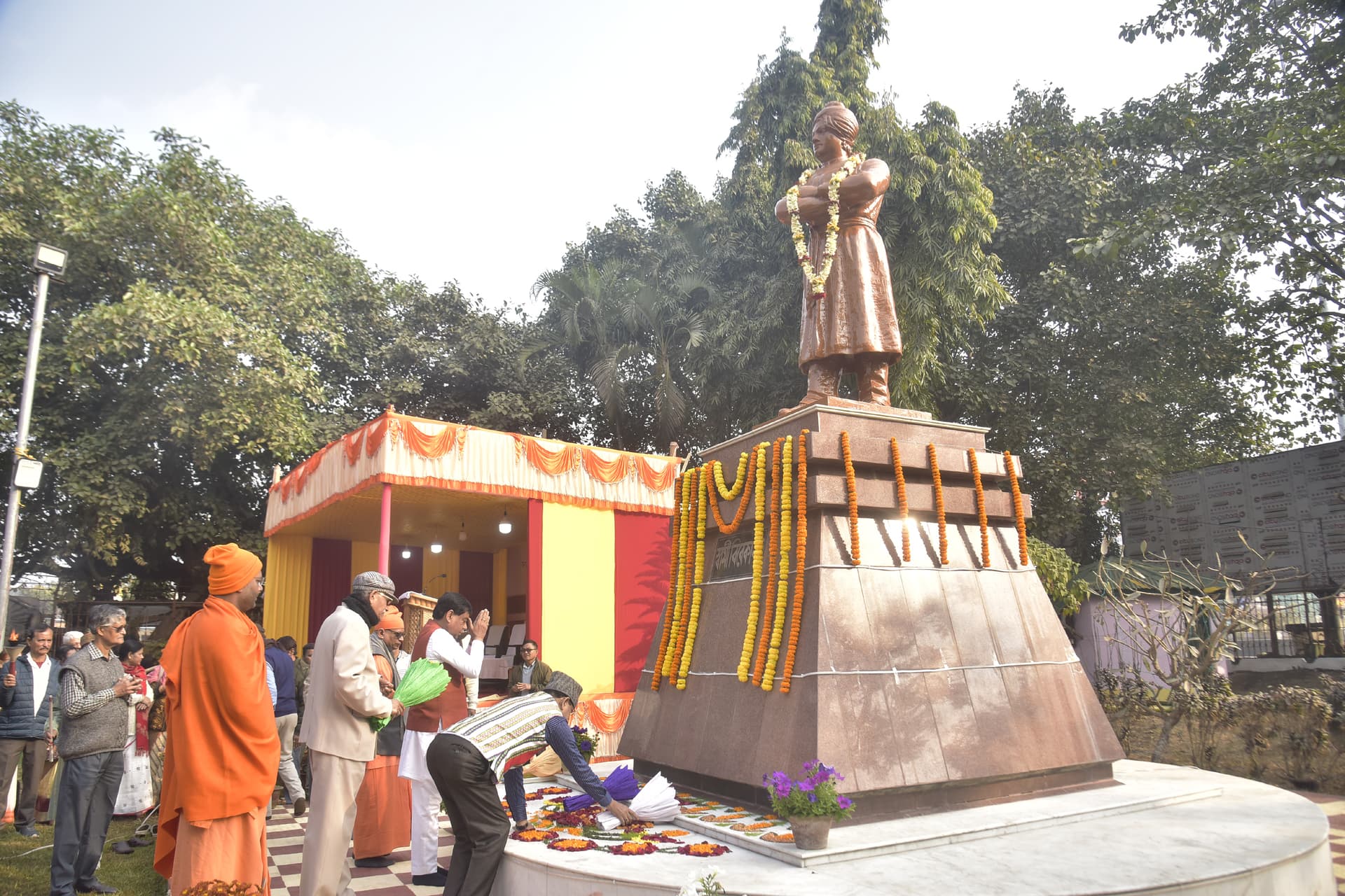 স্বামী বিবেকানন্দের জন্মদিন উপলক্ষ্যে সোমবার রাজধানীর বিবেক উদ্যানে স্বামীজীর মর্মর মূর্তিতে শ্রদ্ধা জানান মেয়র দীপক মজুমদার।ছবি/প্রিয়াংকু মোদক।১২.১.২৬